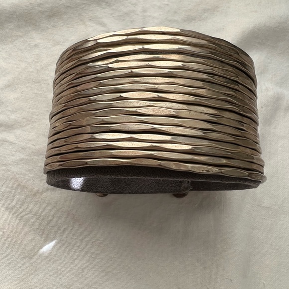 Vintage hammered band cuff bracelet - Picture 7 of 12